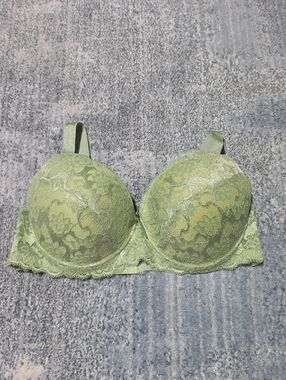 MOPAS Bra Size 44DD Lace Underwire Bra in Mint. It has a detail right cup.
